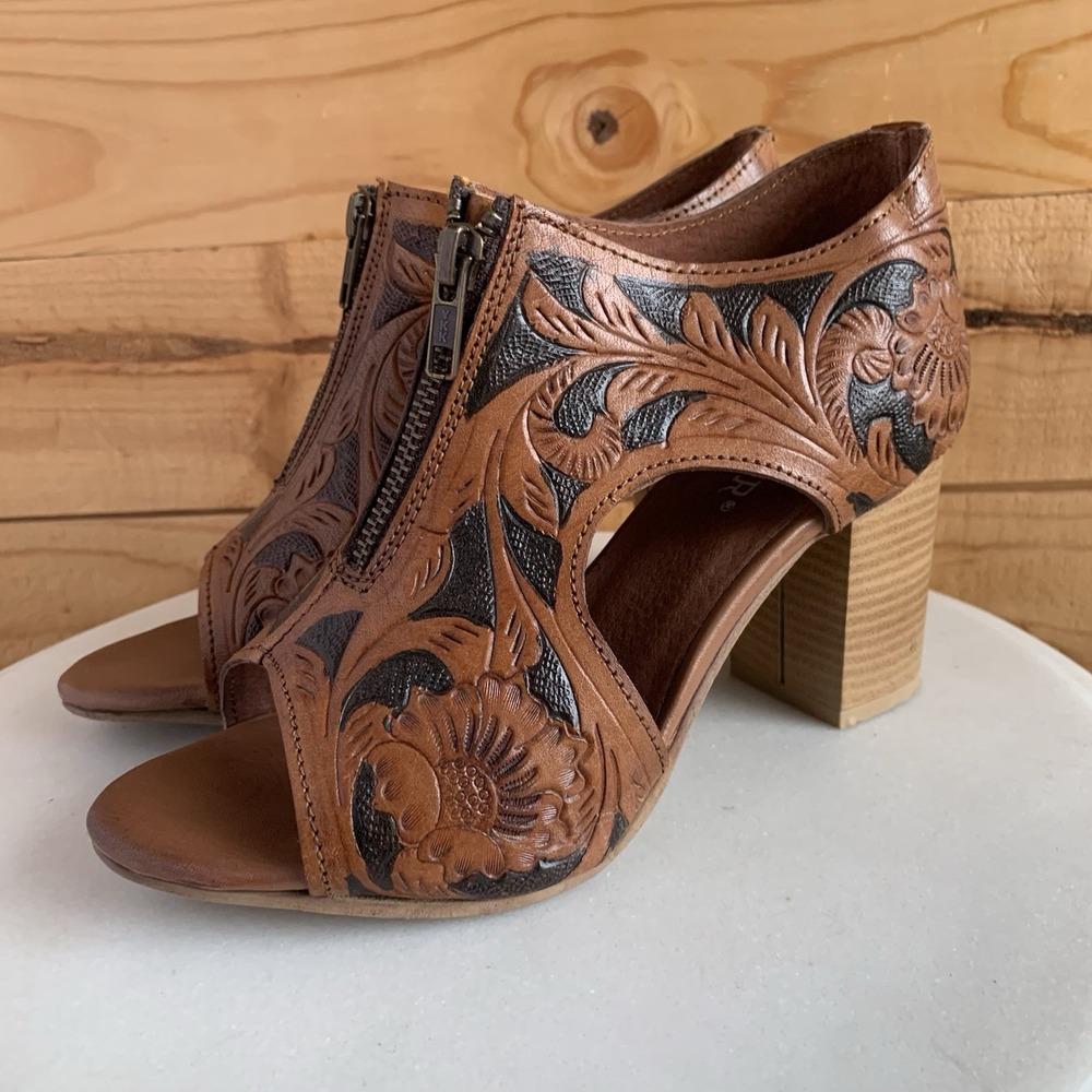 Roper Tan Brown Tooled Leather Open-Toe Sandals